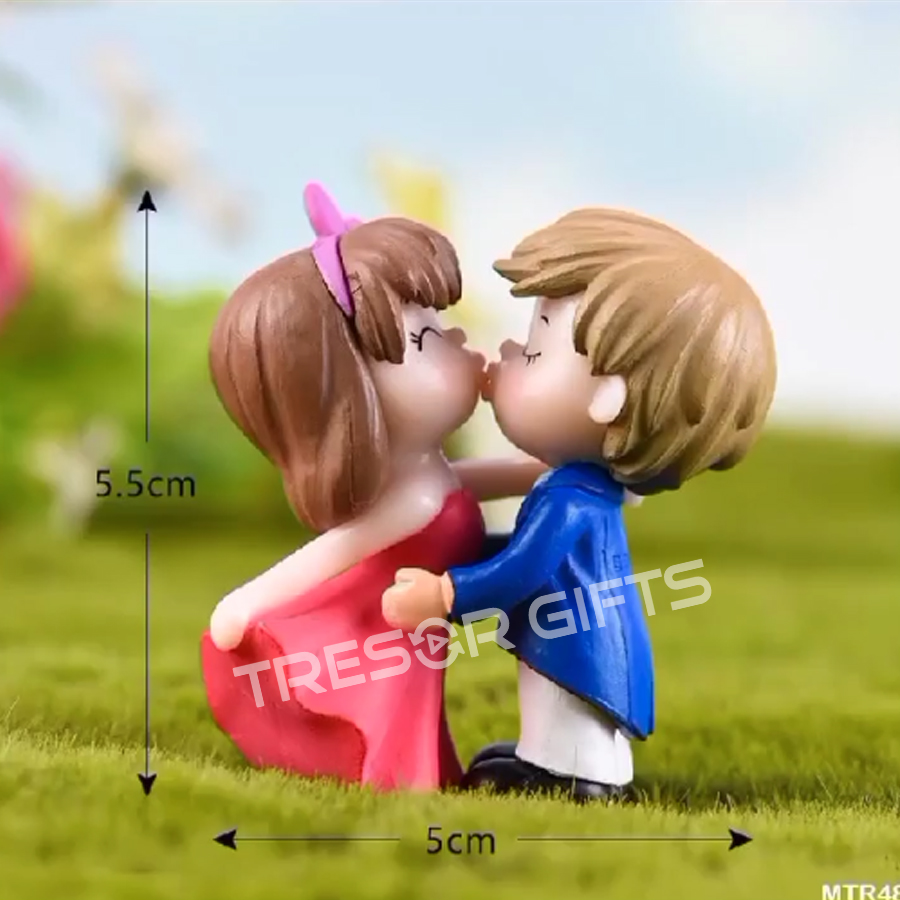 Miniature Kissing Couple 7